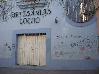Unfortunately Oaxaca has its share of graffiti. At least this is decipherable: "Libera tu pensamiento" (free your thinking). Unfortunately Oaxaca has its share of graffiti. At least this is decipherable: "Libera tu pensamiento" (free your thinking).