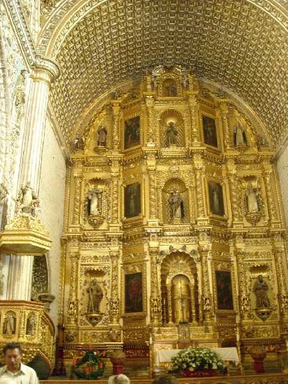 The walls inside La Iglesia de Santo Domingo were very ornate. The walls inside La Iglesia de Santo Domingo were very ornate.