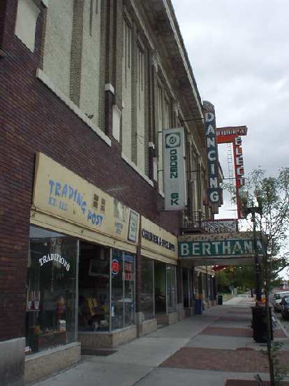 There were many antique "trading posts" downtown along with live dancing. There were many antique "trading posts" downtown along with live dancing.
