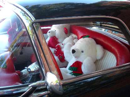 A family of bears in a 50s Ford Thunderbird.