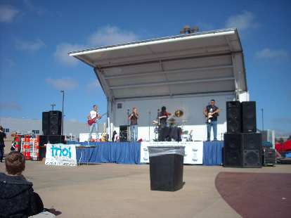 Country band playing music at the finish.