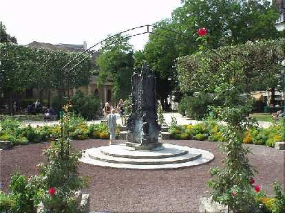 Around the corner from the church of St. Julien-le-Pauvre is this small park.. (17 Aug 2003) Around the corner from the church of St. Julien-le-Pauvre is this small park..