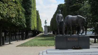 Gardens near the Grand Palais and Petit Palais. (06 Aug 2013)