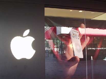 There's an Apple Store in Phoenix, hooray!  We went inside to check out the new iPod Nano.