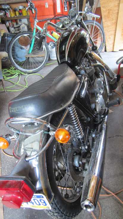 Kristina's neighbor Kevin showed me his Triumph Bonneville from the 1970s. Kristina's neighbor Kevin showed me his Triumph Bonneville from the 1970s.