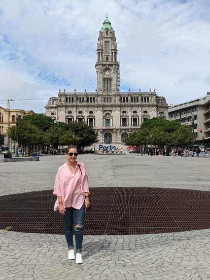 Andrea in front of the Câmara Municipal do Porto.