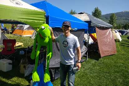 Felix Wong and Kermit the Frog at the Ragnar Snowmass village.