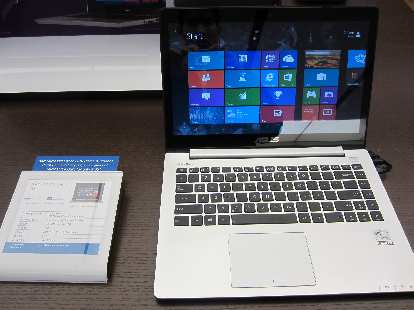An Asus VivoBook X202E with its Macbook-like materials and construction, touch screen and attractive $499 price tag. (20 Dec 2012) An Asus VivoBook X202E with its Macbook-like materials and construction, touch screen and attractive $499 price tag.