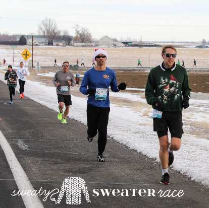 Felix Wong (in blue shirt) running southbound on Giddings Rd. at roughly Mile 1.1 of the 2019 Sweaty Sweater 4 Mile race.