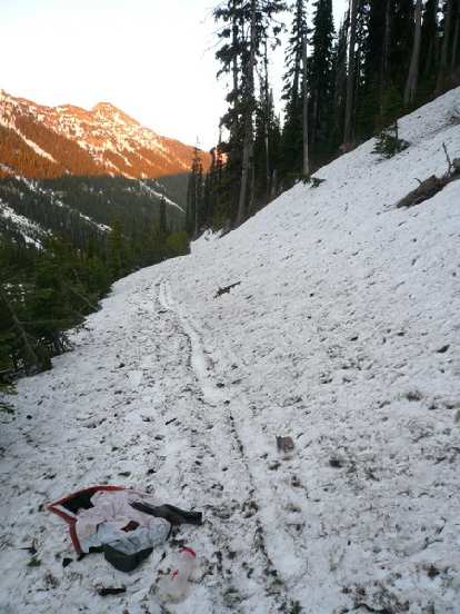 [Day 5] About a mile later I saw this perfectly laid out Go-Lite jacket and water bottle on the trail.  I left a note wondering if it was an emergency kit left by Matthew Lee?  Turns out racer Mike Dion lost these items here!