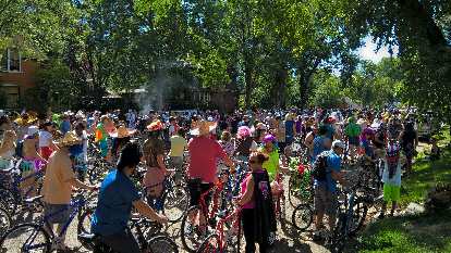Many cyclists along Sherwood St. at the 2016 Tour de Fat. Many cyclists along Sherwood St. at the 2016 Tour de Fat.