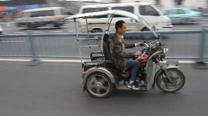 Three-wheeled motorized vehicle with roof in Suzhou. (17 May 2014) Three-wheeled motorized vehicle with roof in Suzhou.