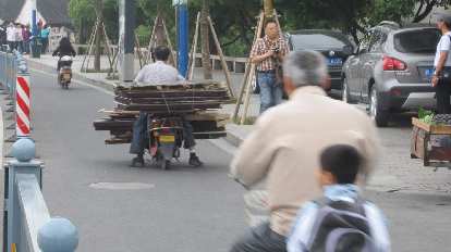 Carrying large pieces of wood on a motorbike in Suzhou. (17 May 2014) Carrying large pieces of wood on a motorbike in Suzhou.