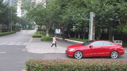 Elegant Mercedes-Benz in Suzhou. (17 May 2014) Elegant Mercedes-Benz in Suzhou.