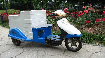 Three-wheeled maintenance vehicle at Lihu Park in Wuxi. (18 May 2014) Three-wheeled maintenance vehicle at Lihu Park in Wuxi.