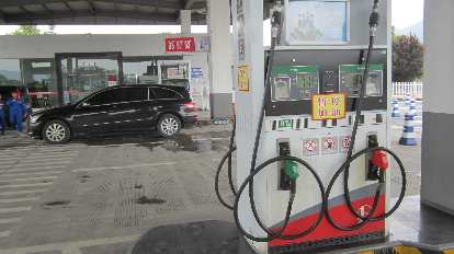 Gas stations in China aren't too much different from the U.S., although I think this gas pump lacked a card reader. (22 May 2014) Gas stations in China aren't too much different from the U.S., although I think this gas pump lacked a card reader.