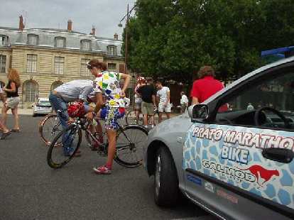 Outside of L'Chateau d'Versailles was the women's Monoprix bicycle race. Here is a cyclist on the MG Rover team. Outside of L'Chateau d'Versailles was the women's Monoprix bicycle race. Here is a cyclist on the MG Rover team.