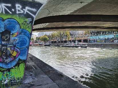 Colorful graffiti on a bridge support by the Wien River Photo: Colorful graffiti on a bridge support by the Wien River