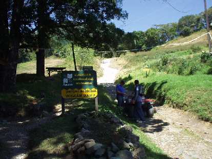 From here (the Ranger station) to la encima of the volcano is 13.5 kilometers (about 8 miles). From here (the Ranger station) to la encima of the volcano is 13.5 kilometers (about 8 miles).