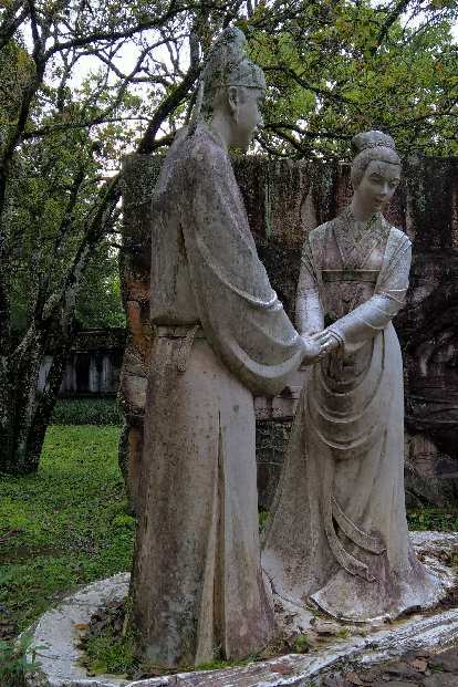 Statue of lovers near Mount Wuyi.