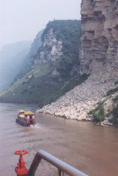 Passing a cute little boat on the Yangtze. This was before we started spotting dead pigs in the water! (31 May 2002) Passing a cute little boat on the Yangtze. This was before we started spotting dead pigs in the water!
