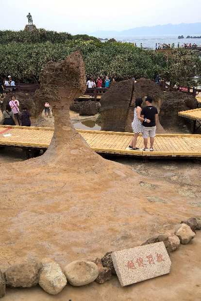 A couple posing by the Queen's Head in Yehliu Geopark in New Taipei, Taiwan. Photo: A couple posing by the Queen's Head in Yehliu Geopark in New Taipei, Taiwan.