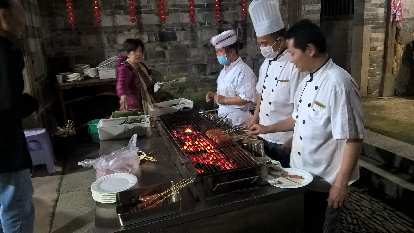 There were cooks barbecuing meat and vegetables inside the Yongding Hakka Tulou. There were cooks barbecuing meat and vegetables inside the Yongding Hakka Tulou.