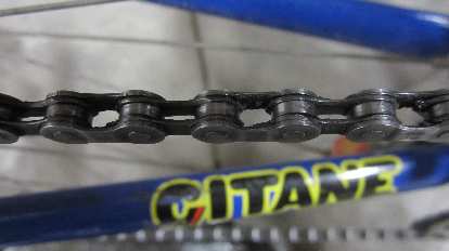 Unfortunately, despite using the Z Chain Oiler for 10 minutes, gunk still stuck to the inside of the chain.
