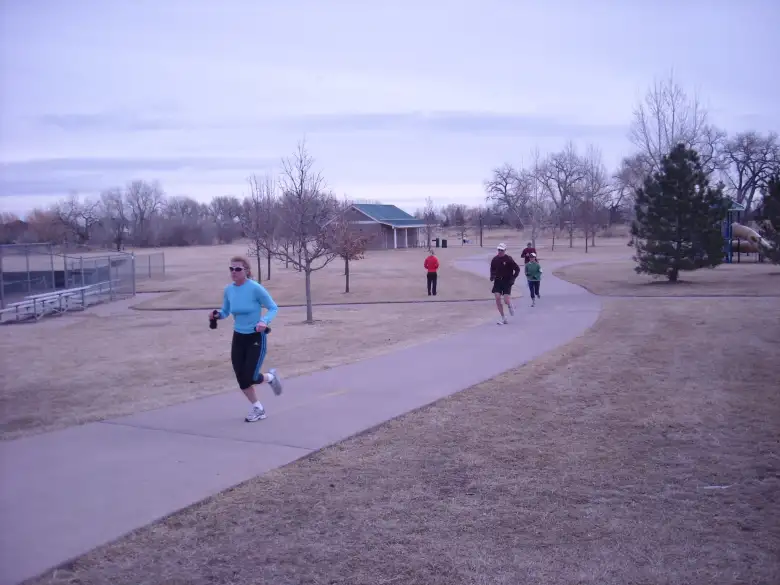 Other runners coming in.