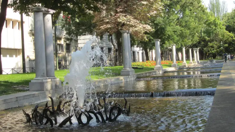 Fountains on El Paseo de Recoletos. Fountains on El Paseo de Recoletos.