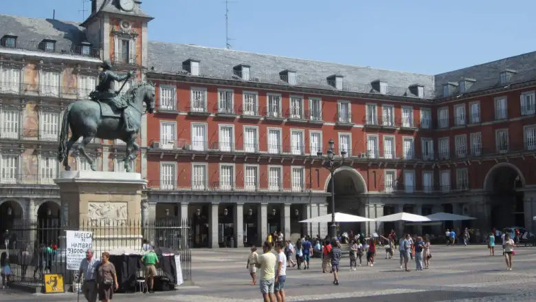 In la Plaza Mayor. In la Plaza Mayor.