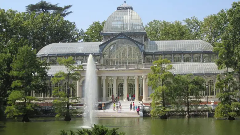 El Palacio de Cristal in el Parque del Retiro. El Palacio de Cristal in el Parque del Retiro.