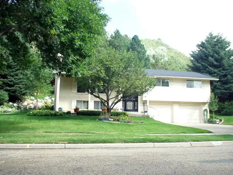 In this area (closer to the mountains) there were large older (maybe 1970s) homes with well-maintained lawns like this one.