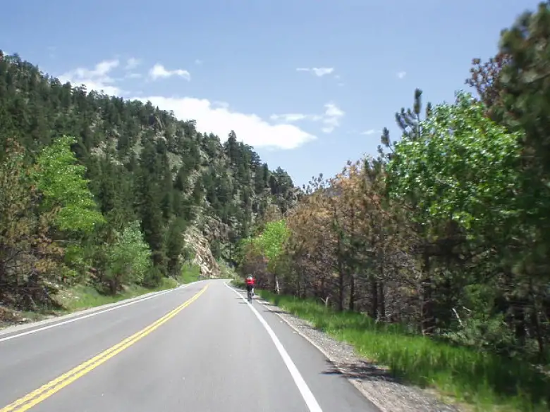 [Mile 106, 12:26 p.m.] Beautiful colors on the descent.