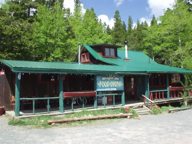 [Mile 90, 11:00 a.m.] The checkpoint was at the Mill Site Inn (bar).