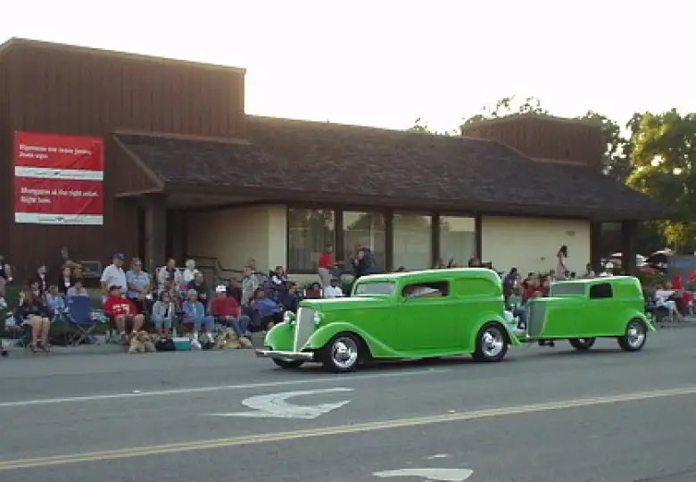 We went to Paso Robles on Friday night to watch the West Coast Cruise.  Here's a green hot rod with a 