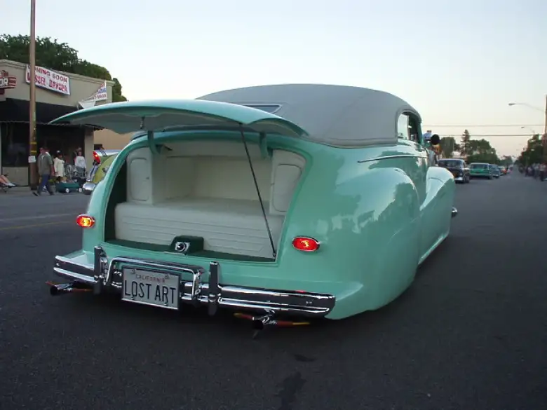 Speaking of open doors, this Merc' (I think) had a jumpseat in the boot.