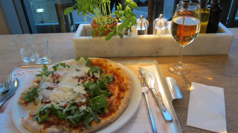 Enjoying a pizza with lots of vegetables and mozzarella in Vapiano.