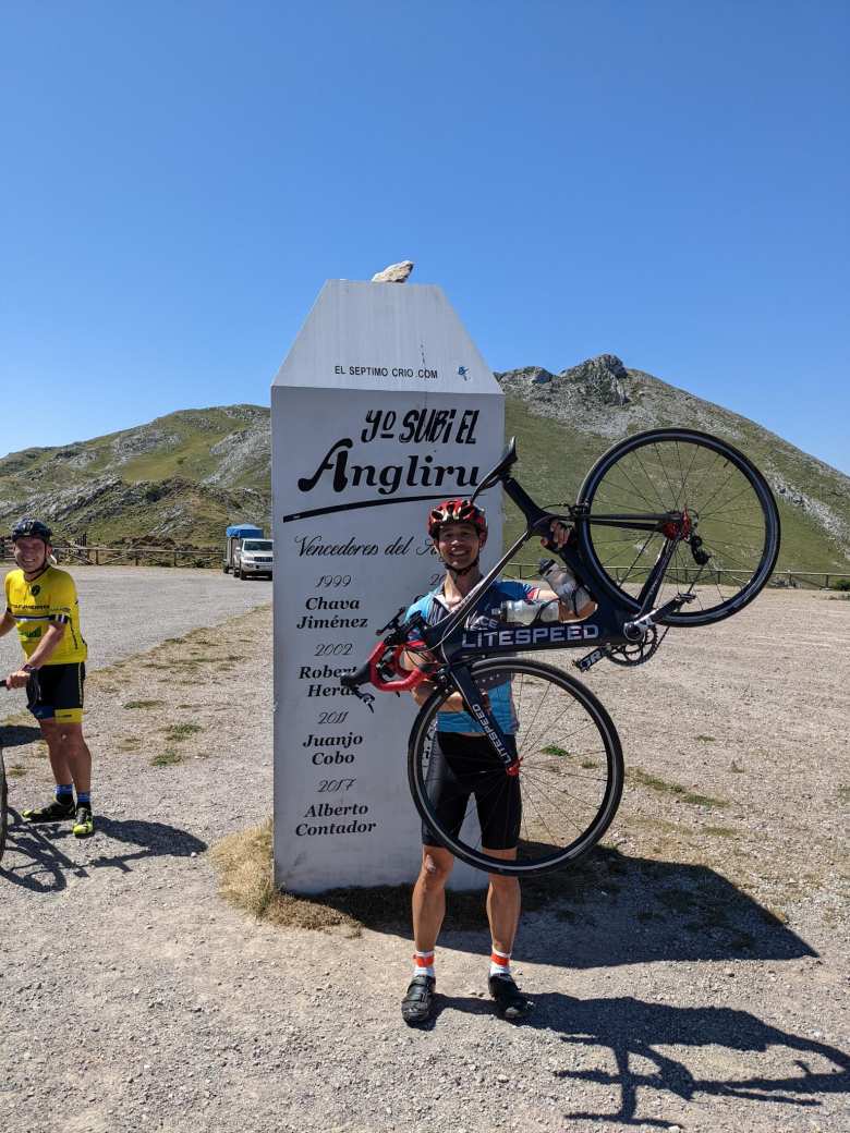 Felix Wong, black Litespeed Archon C4, sign that reads &quot;yo subÃ­ el Angliru&quot; along with its victors.