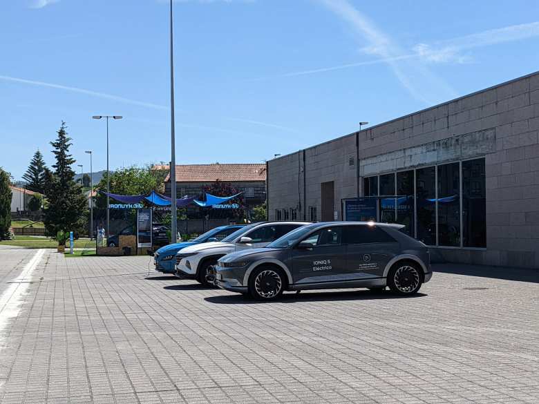 Test drives of Hyundai electric vehicles were being offered. Unfortunately, I did not bring my driver's license and international driving permit.