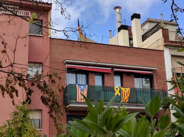 In Barcelona, there were lots of displays of yellow ribbons and the Catalan flag in support of Catalonia independence and freeing the political prisoners who were in jail for sedition.