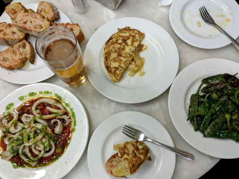 My friend Eli and I had dinner at El Xampanyet, a Catalonian restaurant. We ordered bread with tomato, Spanish omelette, squid, sauteed green peppers, and beer.