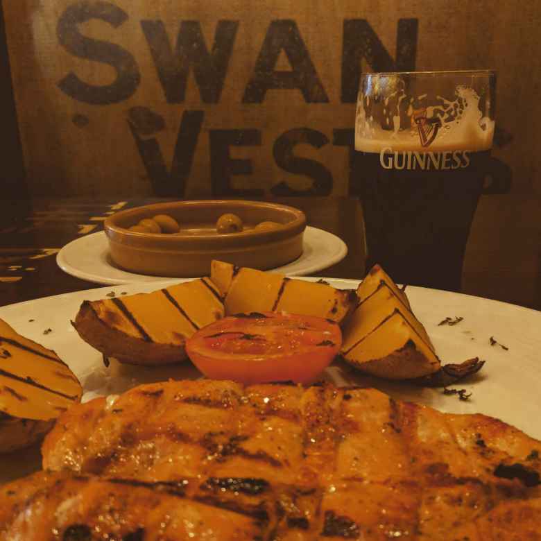 On St. Patrick's Day, I had braised chicken breast with potatoes, Spanish olives, and a caña (a little less than a half-pint) of Guinness.