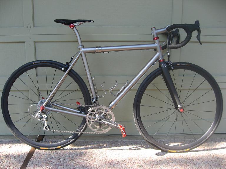 Akin Dirik's Eriksen S&S-coupled road bike with Ligero ceramic wheelset and red anodized accents.