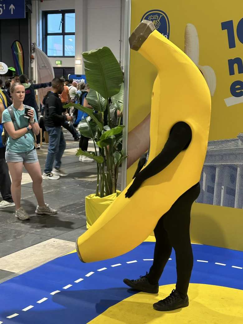 There was a banana mascot at Berlin Marathon expo. Chaquita provided 150,000 bananas for the race.