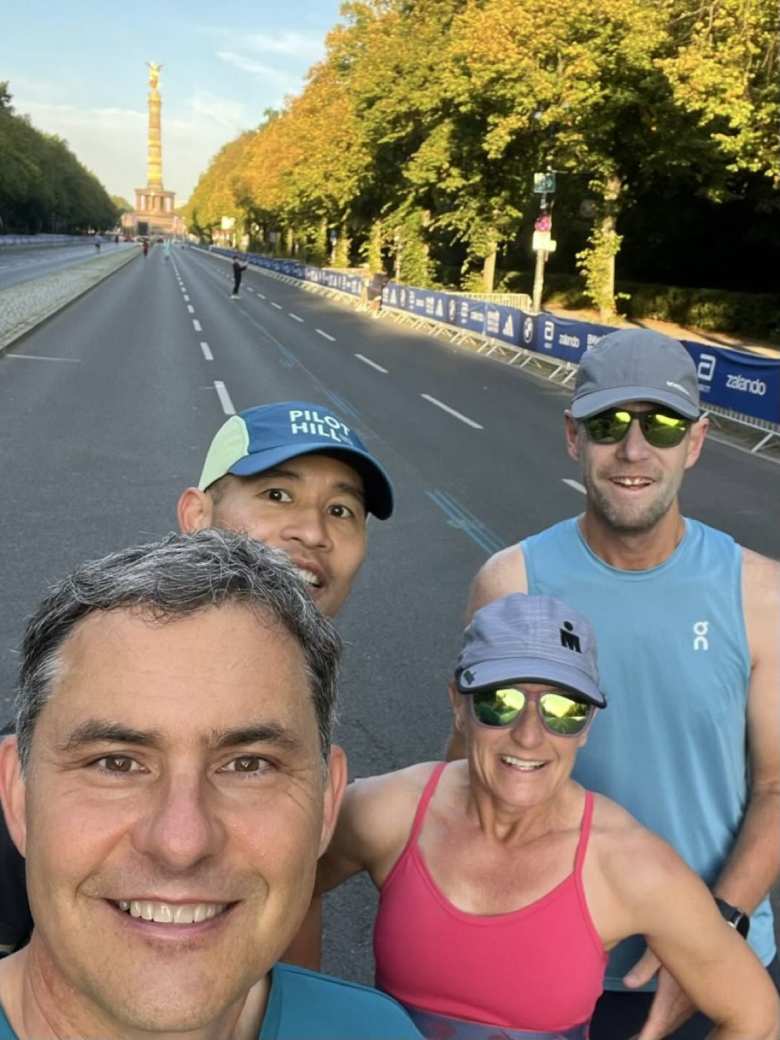 Felix, Dave, Olivia, and Sam on the Straße des 17. Juni during a shakeout run, with the Victory Column in the background.