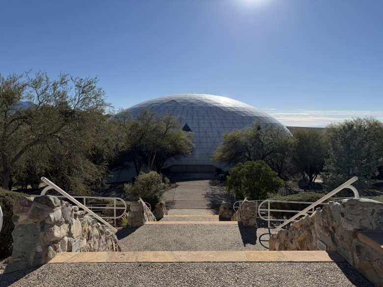 The "Lung" was a massive aluminum disc that breathes with the building, rising and falling to regulate internal air pressure—the only engineering feat of its kind on the planet.