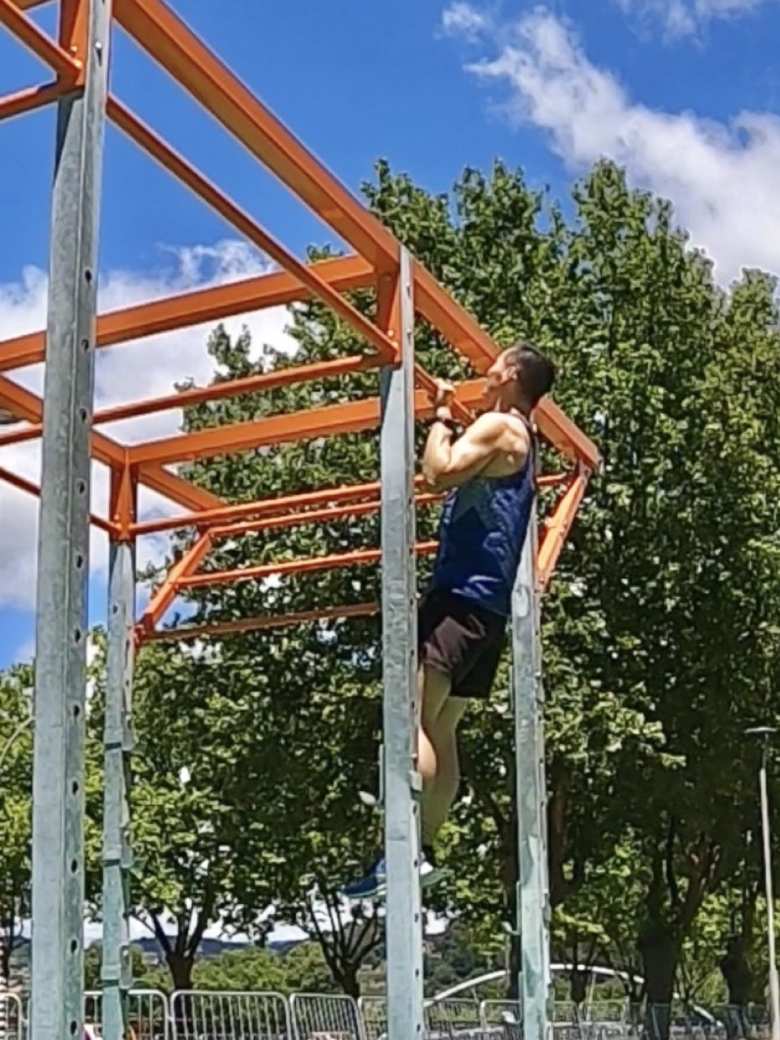 I did the pull-ups at a calisthenics park in Pontevedra.
