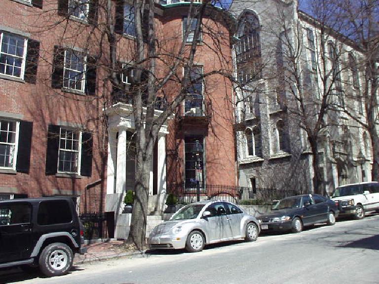 I used to think Berkeley had the highest Saab-per-capita ratio in the States, but Boston beats it!  Also, there were a ton of VWs.  This picture also shows the typical townhome architecture in Beacon Hill.