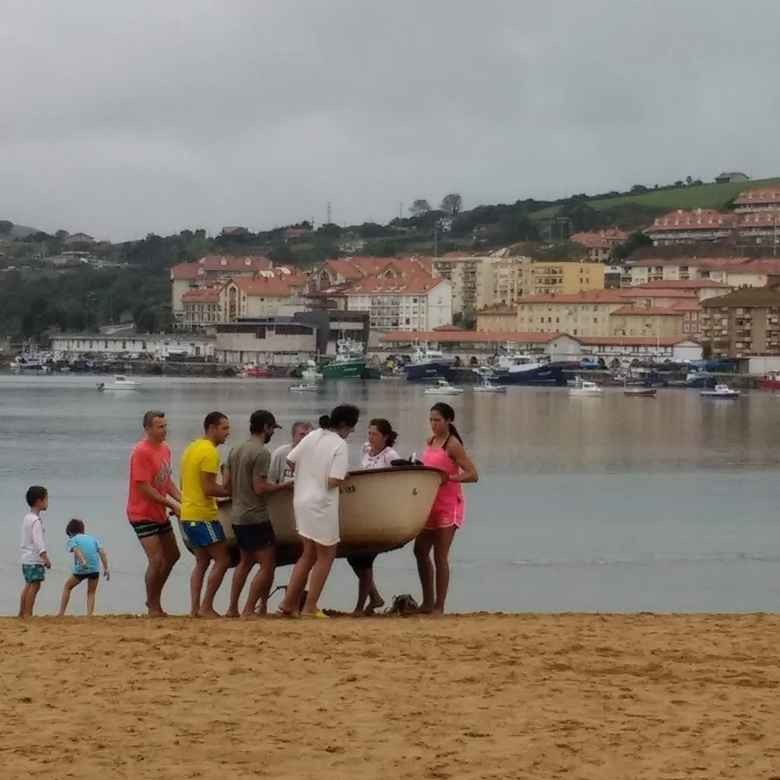 A family carrying a canoe at Playa el Tostadero.